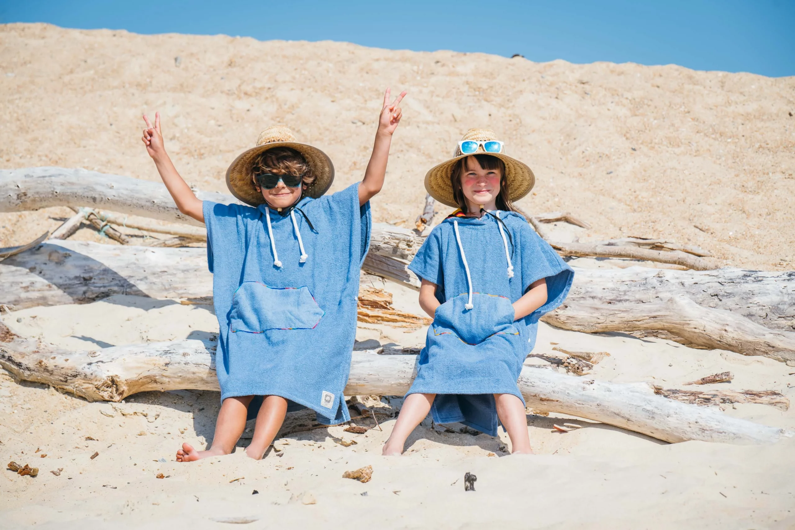 Pakal-2026-compressé-@JérémieGabrien-10 (1) Denim Blue Kids Towel Poncho / Blue Rainbow Fabric