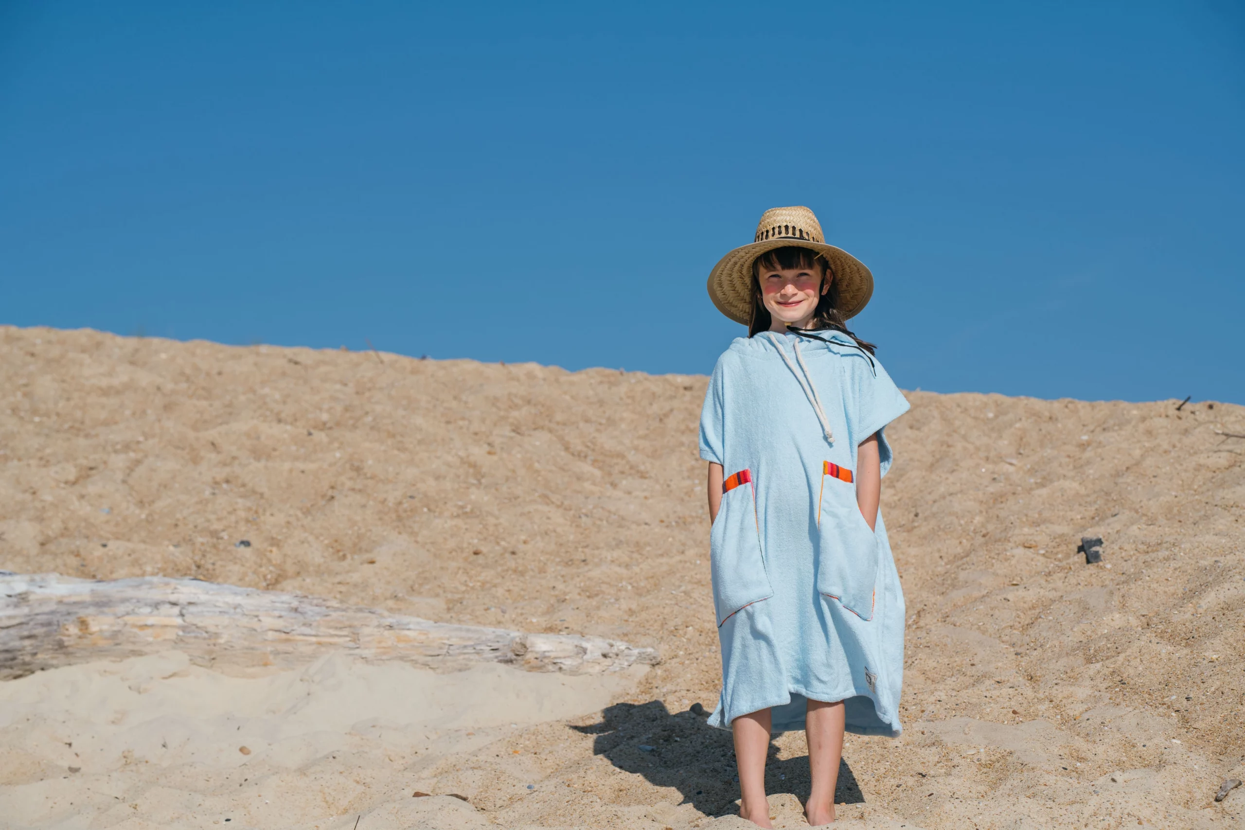Pakal-2026-compressé-_JérémieGabrien-25_1 Poncho de Bain Enfant Eponge Coton Bleu Ciel / Motif Arc-en-ciel Orange